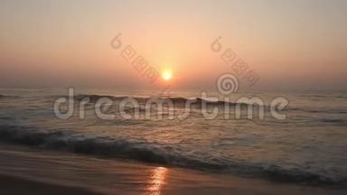 夕阳西下，一艘水手带着人钓鱼的帆船是一艘帆船的剪影，海面上一片白热烈的太阳，